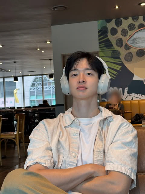  Jang Dong-yoon, who celebrated his birthday, took a perfect boyfriend shot to the street → cafe. 'Congratulations, thank you.'
