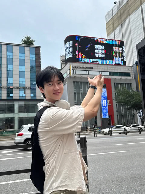  Jang Dong-yoon, who celebrated his birthday, took a perfect boyfriend shot to the street → cafe. 'Congratulations, thank you.'