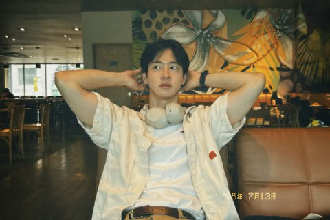  Jang Dong-yoon, who celebrated his birthday, took a perfect boyfriend shot to the street → cafe. 'Congratulations, thank you.'