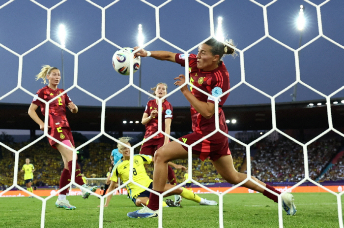 Suarez's Hand Revisits at Euro 2025 in 女...Tears after leaving → 10 players were completely defeated by Germany and Sweden