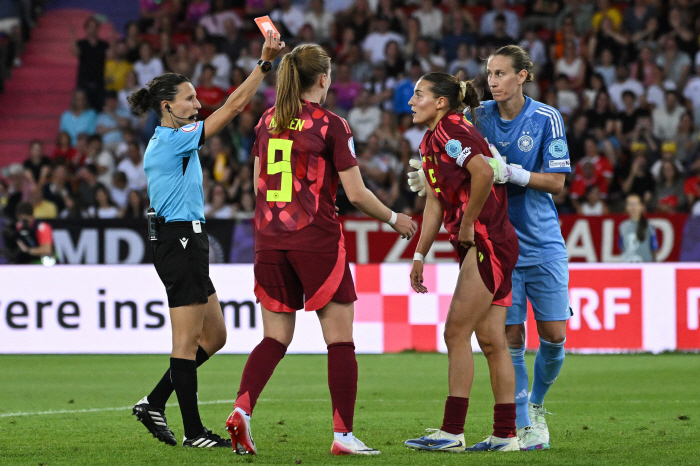 Suarez's Hand Revisits at Euro 2025 in 女...Tears after leaving → 10 players were completely defeated by Germany and Sweden