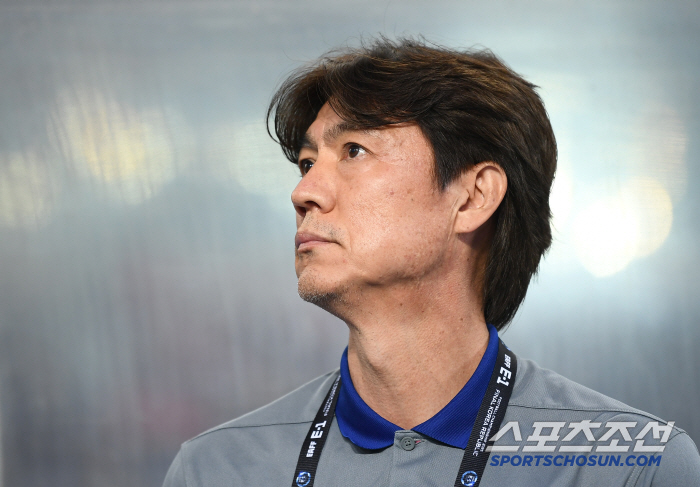The two targets of Hong Myung-bo-sik's three-back with the striker as a wingback, two lines  maximizing attack power