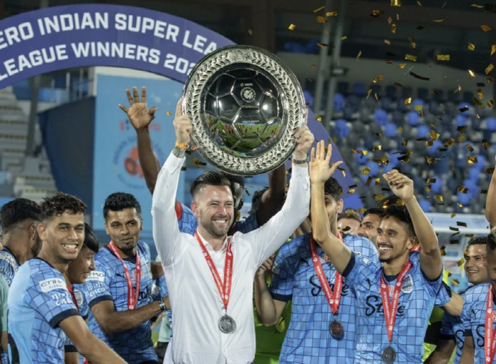 An unprecedented incident broke out in soccer history!Season suspended indefinitely 2 months before the opening → No host to operate