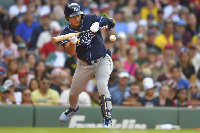 As a result of X-ray, OK. Thankfully, Tampa Bay's Kim Ha-sung escaped a left foot injury from hitting a foul ball