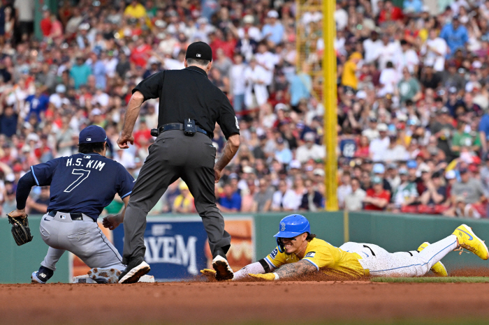 As a result of X-ray, OK. Thankfully, Tampa Bay's Kim Ha-sung escaped a left foot injury from hitting a foul ball