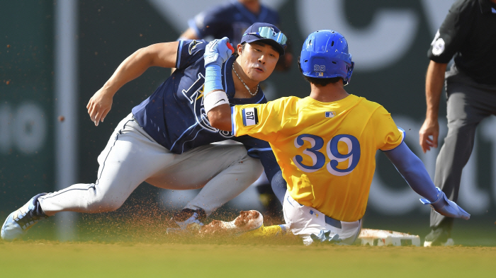 As a result of X-ray, OK. Thankfully, Tampa Bay's Kim Ha-sung escaped a left foot injury from hitting a foul ball