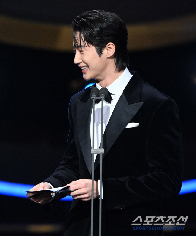 Byeon Wooseok Named Honors Club Member After Major Donation to Fire Victims
