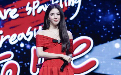 Han Sohee Kicks Off First World Tour Fan Meeting in Bangkok with Emotional Moments