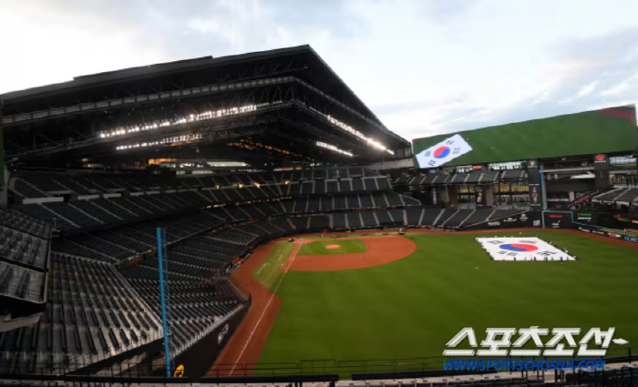 I thought the players were going to catch a cold The reason why it started with the roof of the dome stadium and closed after the 5th inning is because of the chilly weather in midsummer