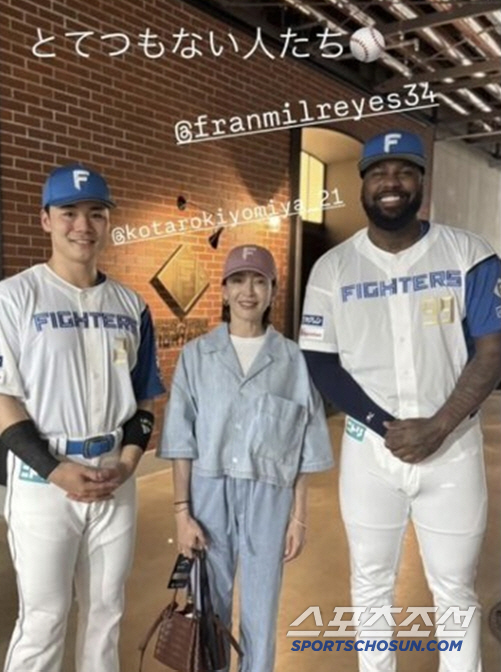 I thought the players were going to catch a cold The reason why it started with the roof of the dome stadium and closed after the 5th inning is because of the chilly weather in midsummer
