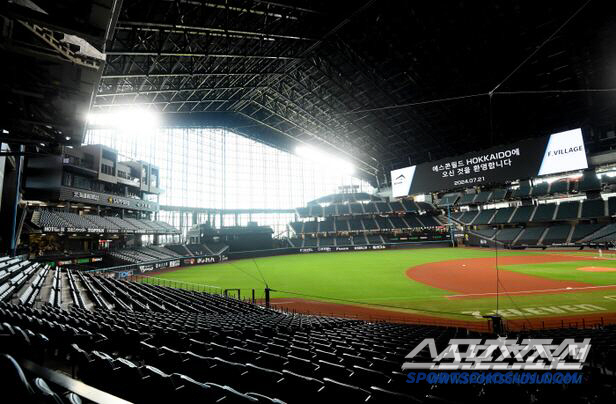 I thought the players were going to catch a cold The reason why it started with the roof of the dome stadium and closed after the 5th inning is because of the chilly weather in midsummer