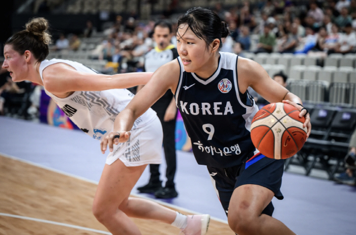 Kang Yi-seul injured out → Park Ji-soo's winning goal, women's basketball barely won New Zealand 7876 and clashed with China in the second round