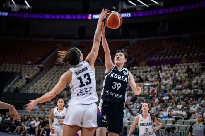 Kang Yi-seul injured out → Park Ji-soo's winning goal, women's basketball barely won New Zealand 7876 and clashed with China in the second round