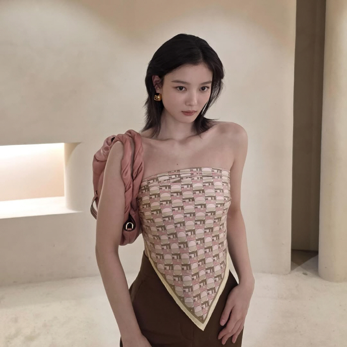 Kim Yoo-jung's bold 25-year-old look after erasing a slender shoulder girl who revealed herself in a scarf look