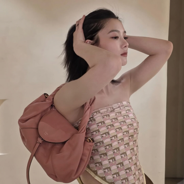 Kim Yoo-jung's bold 25-year-old look after erasing a slender shoulder girl who revealed herself in a scarf look