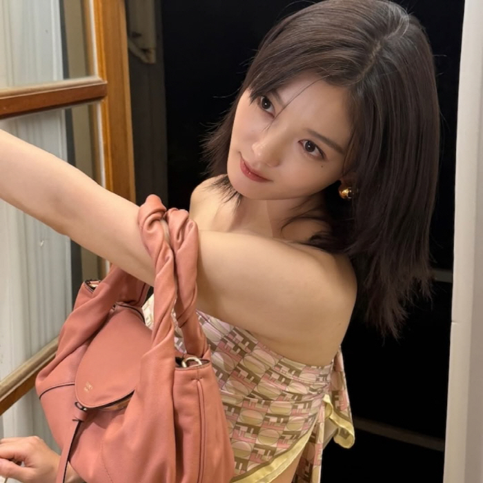 Kim Yoo-jung's bold 25-year-old look after erasing a slender shoulder girl who revealed herself in a scarf look