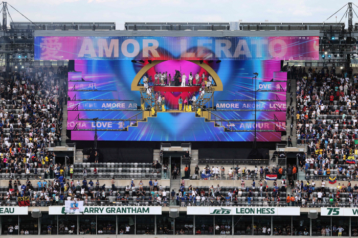 Red carpet half-time show Trump, is it a Super Bowl? ...American Club World Cup Final
