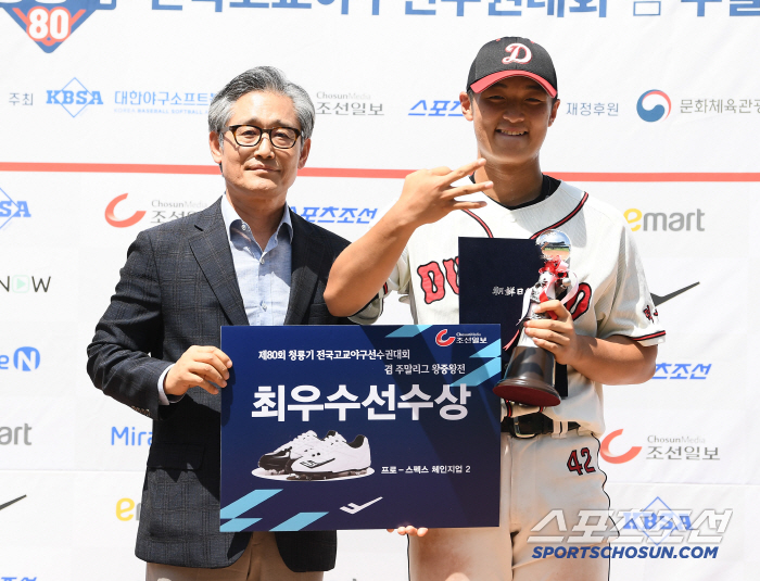 Releasing → The regret of retirement and fostering the largest fish for prospective catchers were soothing...Thanks to the coach, I improved my skills