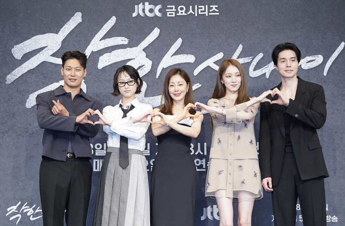  Lee Dong-wook X Lee Sung-kyung, first love and gangster 'old but fresh'…Noir's 'Good Man' with subtle emotions. 