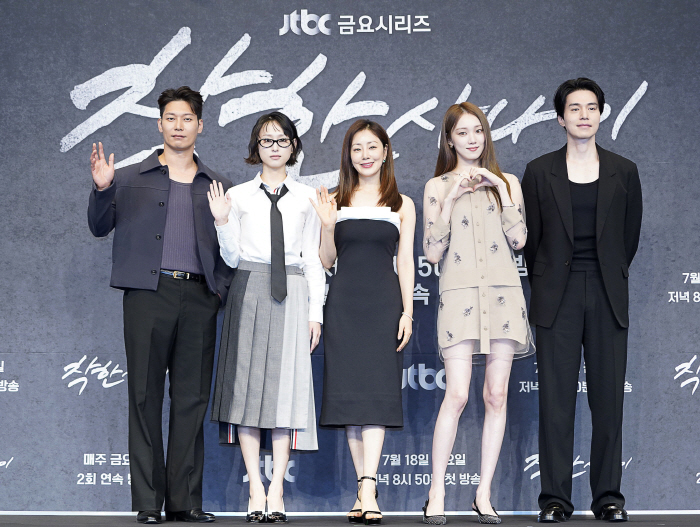  Lee Dong-wook X Lee Sung-kyung, first love and gangster 'old but fresh'…Noir's 'Good Man' with subtle emotions. 