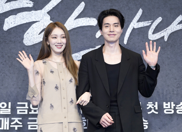 Lee Dong-wook X Lee Sung-kyung, first love and gangster 'old but fresh'…Noir's 'Good Man' with subtle emotions. 