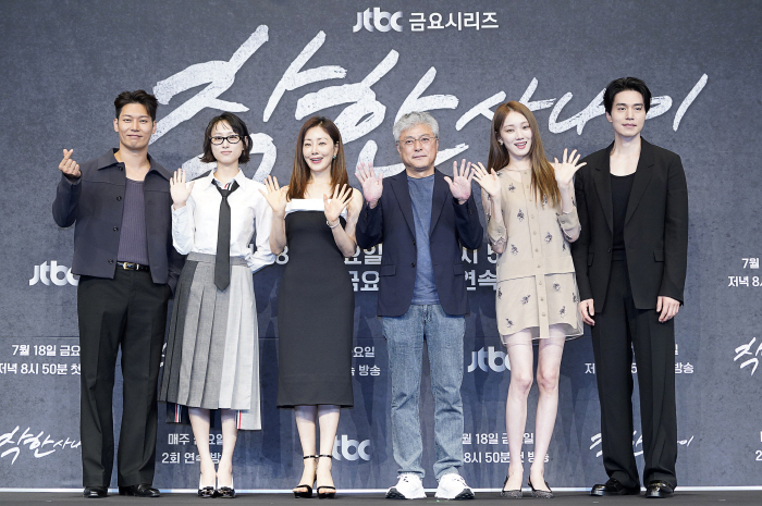  Lee Dong-wook X Lee Sung-kyung, first love and gangster 'old but fresh'…Noir's 'Good Man' with subtle emotions. 