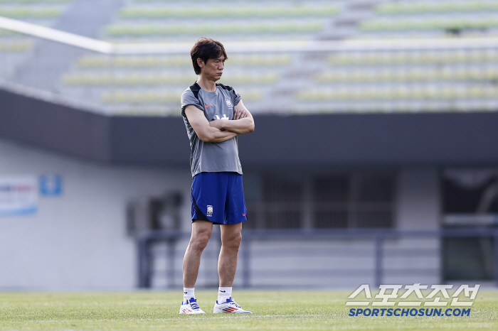  Coach Hong Myung-bo showed his potential to go to North Korea, China, and the U.S. to win the Korea-Japan  East Asian Cup