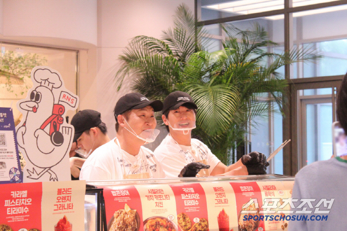 Why are Mr. Eonam and Mr. Han coming out there? What did Ryu Soo-young, Yoon Kyung-ho, and Kihyun ask their fans to do while holding popcorn squid?