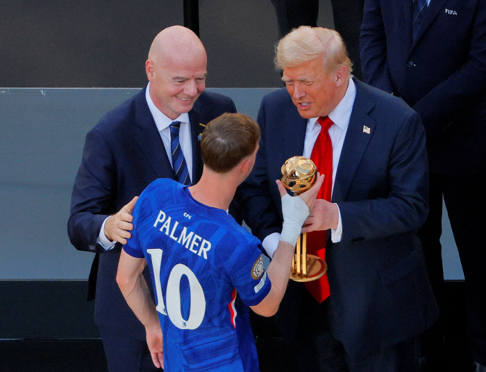 Woo Trump, draw! The president of the United States made her a Chelsea bridesmaid. Even Ace is embarrassed. Confessing