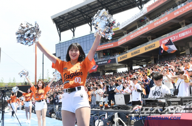 As a result, the number of seats that were occupied by Hanwha Eagles stood at 99.6 percent, with 730,000 seats and 3,041 empty seats. The number of spectators was higher than that of Kia Tigers