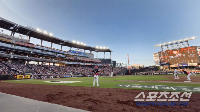 As a result, the number of seats that were occupied by Hanwha Eagles stood at 99.6 percent, with 730,000 seats and 3,041 empty seats. The number of spectators was higher than that of Kia Tigers