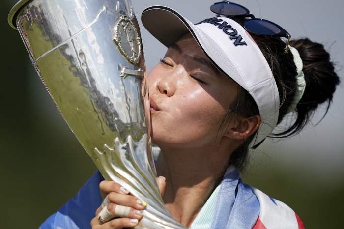 Bang Shin-sil, the second multi-winner of the season, took the 4th place in the WeMade grand prize point and jumped to 55th place in the world