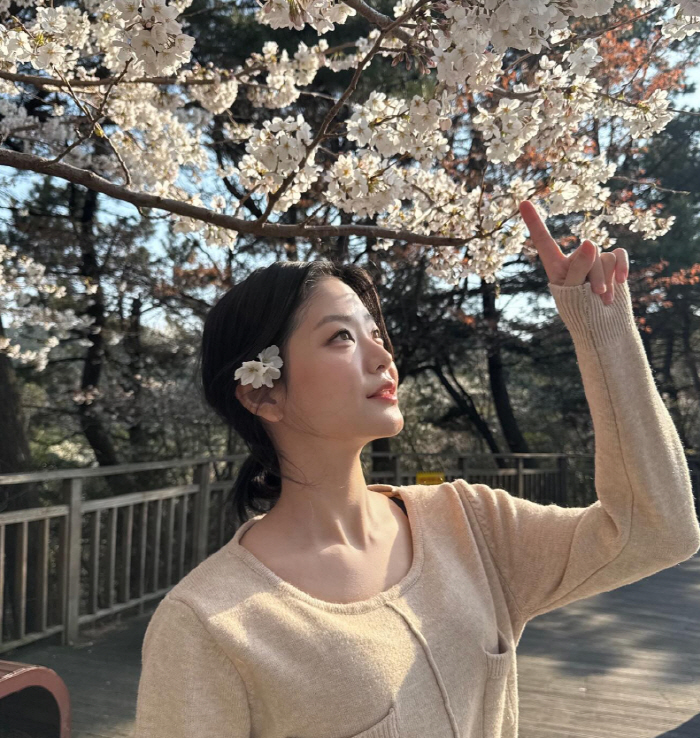  Actor Jung Soo-bin challenged Kim Hye-yoon for the top spot in Blue Dragon Ranking