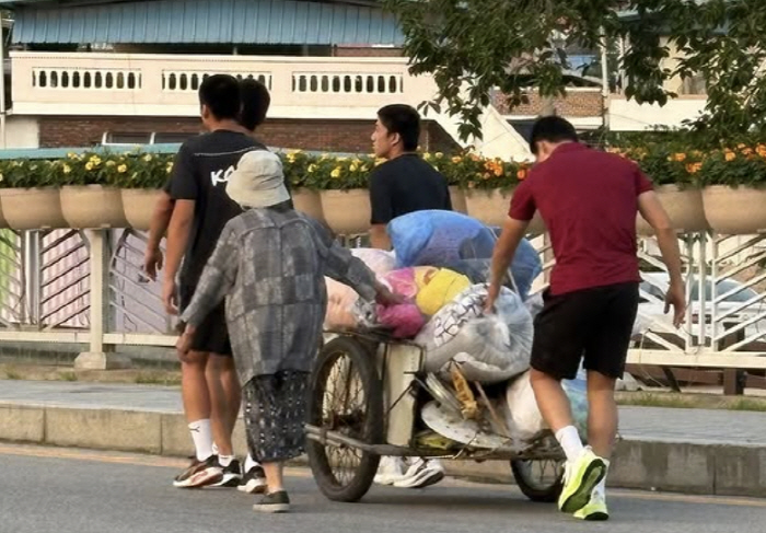Emergency signal for fallen fans → elderly wheelbarrow leading...Gimcheon Sangmu MZ Soldier's Heartwarming Relay Story