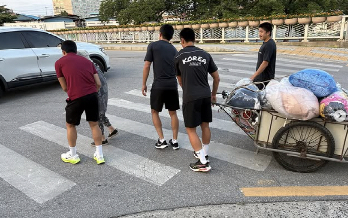 Emergency signal for fallen fans → elderly wheelbarrow leading...Gimcheon Sangmu MZ Soldier's Heartwarming Relay Story