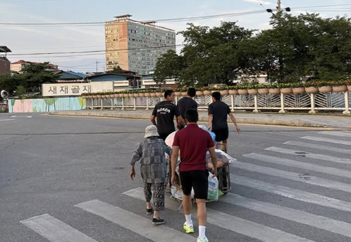 Emergency signal for fallen fans → elderly wheelbarrow leading...Gimcheon Sangmu MZ Soldier's Heartwarming Relay Story