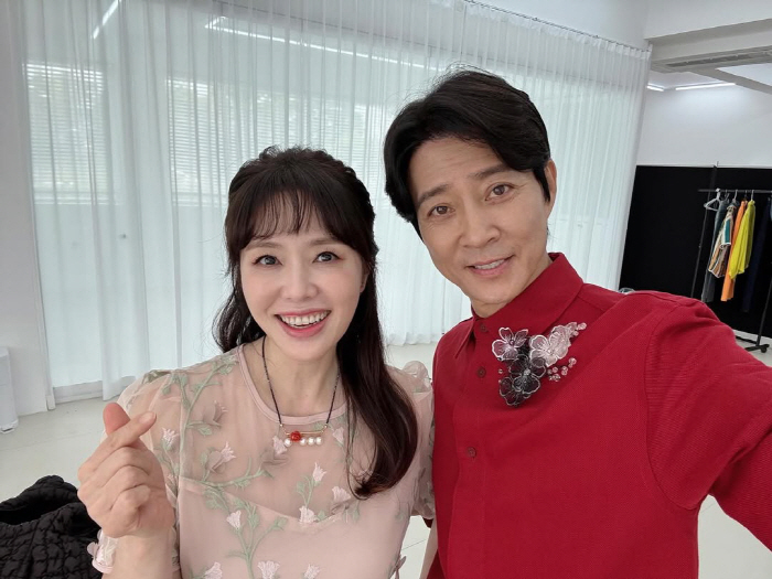 Ha Hee-ra, 55, transformed her blonde hair 44 years after her debut ♥ Choi Soo-jong fell in love again