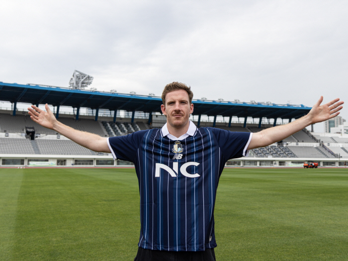 He added weight to the defense E-Land recruited Aaron, a central defender from K League 1 