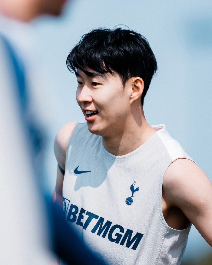 I'm leaving? Son Heung-min returns to the training ground with a bright smile...It's earned Tottenham more than 40 billion won