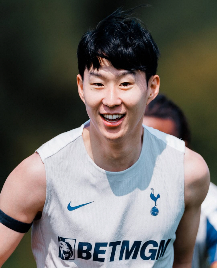 I'm leaving? Son Heung-min returns to the training ground with a bright smile...It's earned Tottenham more than 40 billion won
