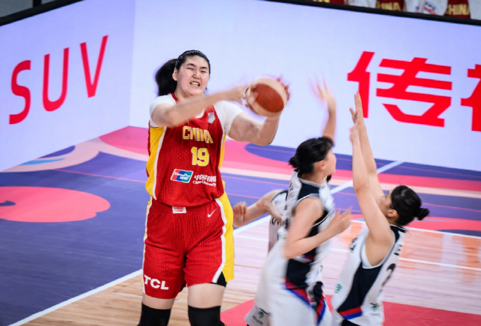 Jang Tzuyu wasn't afraid! I was beaten by Chinese guard Yang Liwei Wang Sui.  Yeo Nong lost to China by 69-91, 22 points. Transition was the key.