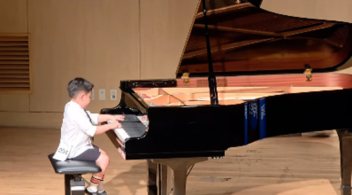Kim Mi-yeon, 5 years old, was a piano prodigy. I'm proud of you for the grand prize at the first competition in 6 months