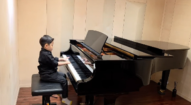 Kim Mi-yeon, 5 years old, was a piano prodigy. I'm proud of you for the grand prize at the first competition in 6 months