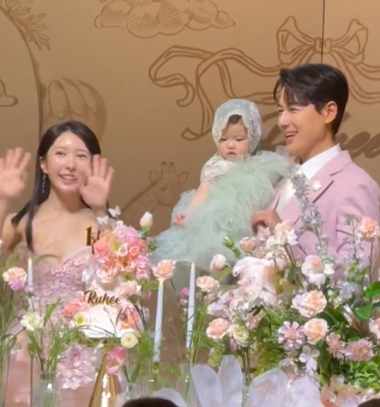 Lee Jihoon ♥ Ayane wore 3 controversial dresses a wedding-like first birthday party