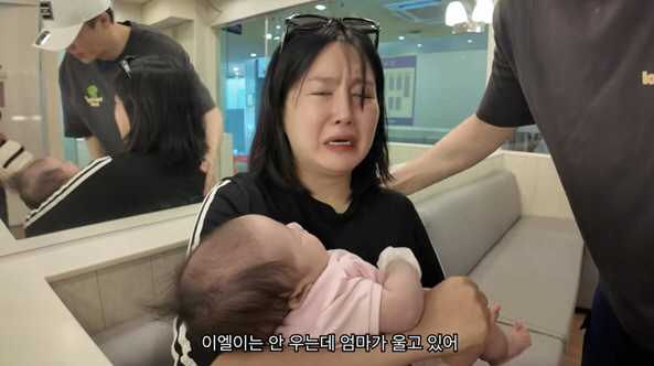 Lee Yong-sik's daughter, Lee Soo-min, hugging her daughter only two months after giving birth, and she is sobbing and crying