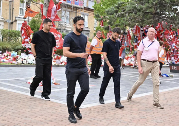 Manchester United manager, captain, and Anfield visit to commemorate Jota...Deep condolences on behalf of United