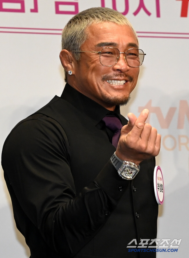 Of course, it's Choo Sung-hoon, Ajo, who earns money from sweating
