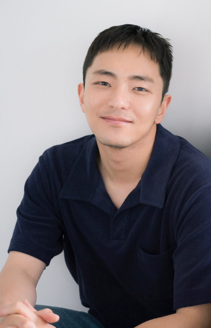  'Maybe a Happy Ending' Writer Park Chun-Hue, who won two Tony Awards, goes into Song Eun's arms...an exclusive contract for a media lab