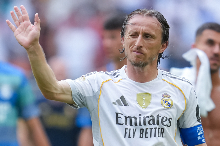 Tottenham's uniform number has been added again. Foolish legend Modric confirmed the transfer of Real → AC Milan...Contract by 2027