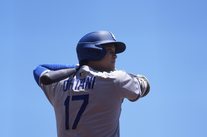 On the road, he was transported by a private bed plane, and Ohtani became the home run king for the third consecutive year, with a combined physical management pitching and hitting of 700 million?